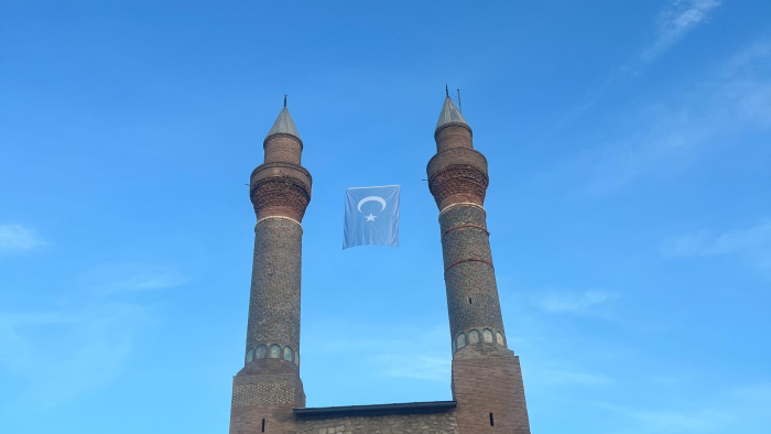 Sivas’ta Türk Gençliğinden Anlamlı Eylem: Çifte Minare’ye Doğu Türkistan Bayrağı Asıldı!